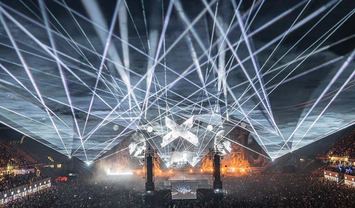 Lasershow mit farbigen Laserstrahlen